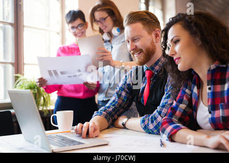 Azienda Collaboratori celebrare gli obiettivi raggiunti in office Foto Stock