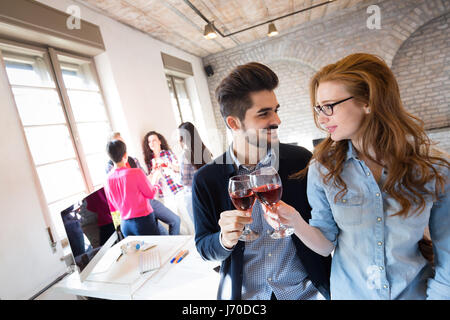 Azienda Collaboratori celebrare gli obiettivi raggiunti in office Foto Stock