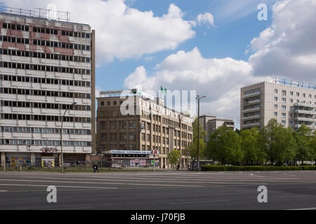 Berlino, 26 aprile: "Haus der Statistik", l'"AOK Nordost - Servicecenter Berlin Mitte' e un tipico edificio DDR nell'Karl-Marx-Allee e Ott Foto Stock