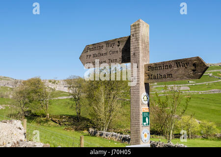 Pennine Way segno segnaletica sul sentiero di Malham Cove. Malham, Malhamdale, Yorkshire Dales National Park, North Yorkshire, Inghilterra, Regno Unito, Gran Bretagna Foto Stock