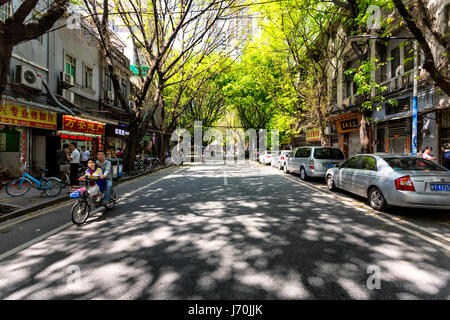 Aprile 2017 - Guangzhou, Cina. Una strada tranquilla in un quartiere storico in Guangzhou. Foto Stock