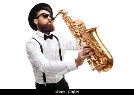 Uomo Barbuto giocando un sassofono isolati su sfondo bianco Foto Stock