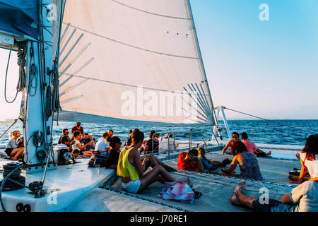 VALENCIA, Spagna - 02 agosto 2016: per coloro che godono di estate vela sul mare da Yacht da Valencia Porto. Foto Stock