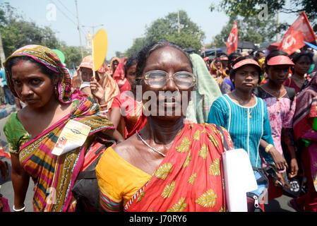 Kolkata, India. 22 Maggio, 2017. Partiti di sinistra i lavoratori si scontrano con la polizia durante il rally popolarmente noto come 'Nabanno Chalo' o Marzo a West Bengal sede del governo chiedono riforma dei prezzi nel settore dell'agricoltura. Credito: PACIFIC PRESS/Alamy Live News Foto Stock