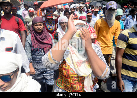 Kolkata, India. 22 Maggio, 2017. Partiti di sinistra i lavoratori si scontrano con la polizia durante il rally popolarmente noto come 'Nabanno Chalo' o Marzo a West Bengal sede del governo chiedono riforma dei prezzi nel settore dell'agricoltura. Credito: PACIFIC PRESS/Alamy Live News Foto Stock