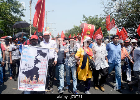 Kolkata, India. 22 Maggio, 2017. Partiti di sinistra i lavoratori si scontrano con la polizia durante il rally popolarmente noto come 'Nabanno Chalo' o Marzo a West Bengal sede del governo chiedono riforma dei prezzi nel settore dell'agricoltura. Credito: PACIFIC PRESS/Alamy Live News Foto Stock