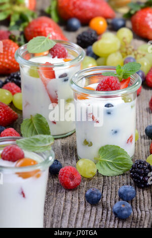 Tre Bicchieri con yogurt bianco e misti di frutta fresca Foto Stock