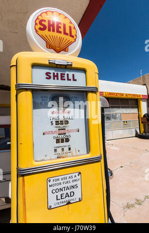 Vintage stazione gas completo di vecchie vetture, pompe e annunci, nella periferia di Bisbee, AZ. Foto Stock