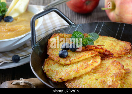 In casa fritti croccanti frittelle di patate servita in un ferro da stiro padella con la salsa di Apple Foto Stock