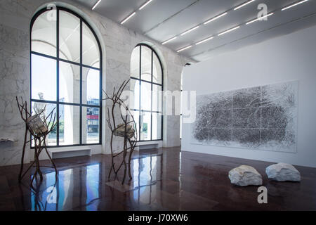 Roma, Italia. 22 Maggio, 2017. Durante la conferenza stampa, nel quadro della mostra 'Matrice' di Giuseppe Penone, per la presentazione delle ' Foglie di Pietra", il lavoro dell'artista che sarà installato in largo Goldoni davanti Maison Fendi. Credito: Andrea Ronchini/Pacific Press/Alamy Live News Foto Stock