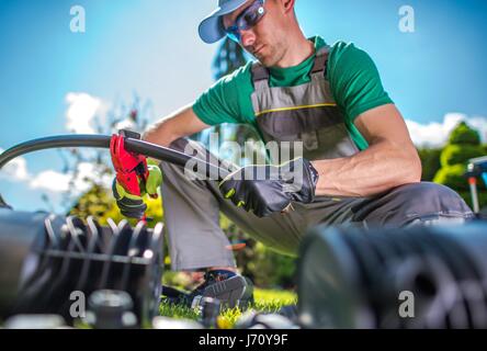 Edificio Giardino Impianto di irrigazione. Professionali sistemi di irrigazione tecnico taglio plastica tubazione di alimentazione di acqua. Foto Stock