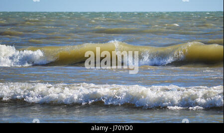 Onde che si infrangono al molo sul Lago Huron Foto Stock