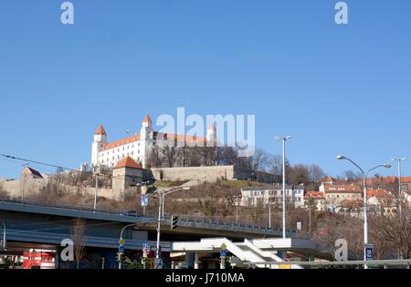 Vista del castello di Bratislava in Slovacchia dal fiume dunabe Foto Stock