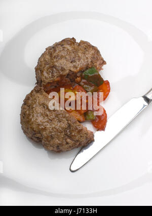 Hamburger di agnello con coltello sulla piastra bianca Foto Stock
