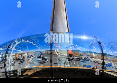 Le persone godono il tragitto in Brighton i360 (British Airways i360) torre di osservazione, Brighton, Regno Unito Foto Stock