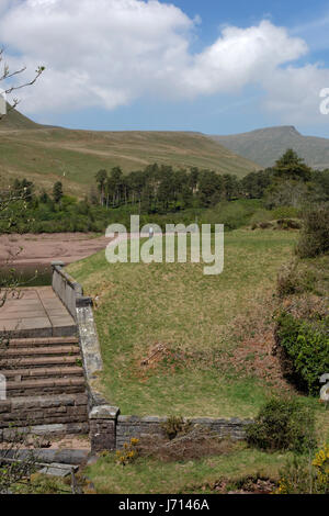 Vuoto Neuadd inferiore serbatoio e il Brecon Beacons, Parco Nazionale di Brecon Beacons, POWYS, GALLES. Foto Stock