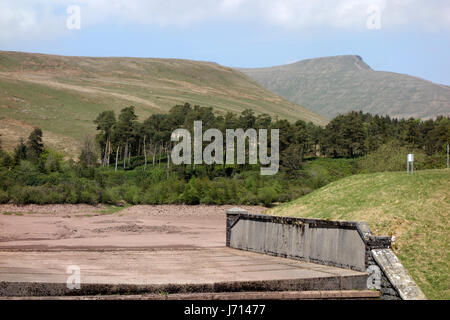 Vuoto Neuadd inferiore serbatoio e il Brecon Beacons, Parco Nazionale di Brecon Beacons, POWYS, GALLES. Foto Stock