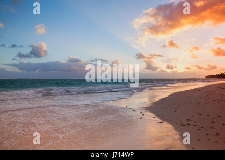 Orange sunrise oltre oceano Atlantico costa, Bavaro Beach, isola Hispaniola. Repubblica Dominicana, il paesaggio costiero