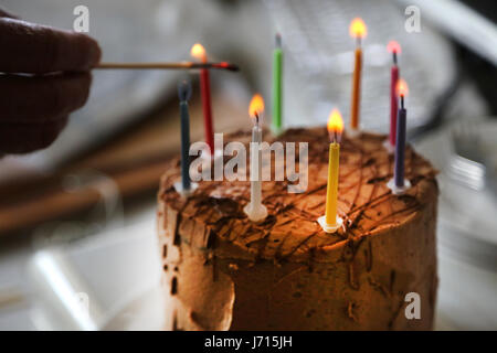 Torta Di Compleanno Del Cioccolato Con Le Candele Fotografia Stock -  Immagine di acido, squisito: 14331608