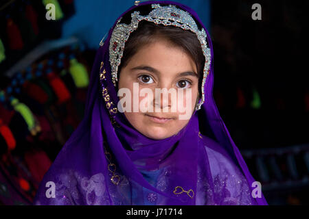 Ragazza Bakhtiari indossando il tradizionale costume in Chelgerd, Iran Foto Stock