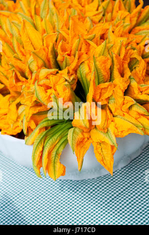 L'Italia, Lombardia, mercato, fiori di zucca, zucchina blumi, fiori di zucca. Foto Stock