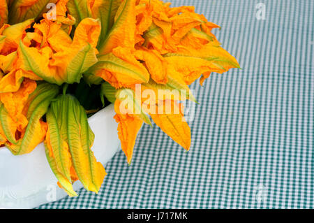 L'Italia, Lombardia, mercato, fiori di zucca, zucchina blumi, fiori di zucca. Foto Stock