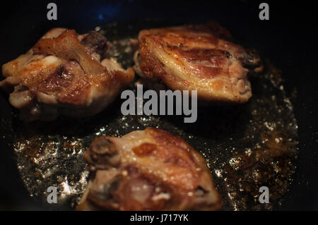 Cucinare le cosce di pollo in una multicooker closeup Foto Stock