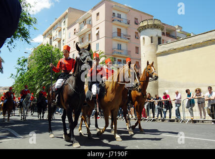 Sassari, Sardegna. Cavalcata Sarda 2017, tradizionale sfilata di costumi e di piloti provenienti da tutta la Sardegna Foto Stock