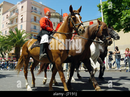 Sassari, Sardegna. Cavalcata Sarda 2017, tradizionale sfilata di costumi e di piloti provenienti da tutta la Sardegna Foto Stock