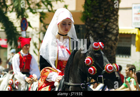 Sassari, Sardegna. Cavalcata Sarda 2017, tradizionale sfilata di costumi e di piloti provenienti da tutta la Sardegna. Un youngh horsewoman Foto Stock