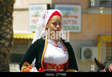 Sassari, Sardegna. Cavalcata Sarda 2017, tradizionale sfilata di costumi e di piloti provenienti da tutta la Sardegna. Un youngh horsewoman Foto Stock