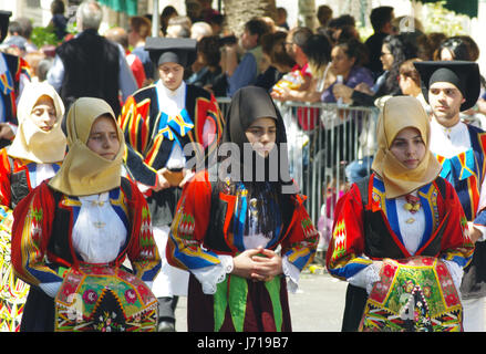 Sassari, Sardegna. Cavalcata Sarda 2017, tradizionale sfilata di costumi e di piloti provenienti da tutta la Sardegna. Costume di Orgosolo Foto Stock