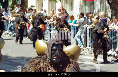 Sassari, Sardegna. Cavalcata Sarda 2017, tradizionale sfilata di costumi e di piloti provenienti da tutta la Sardegna. Mammuthones, tradizionale maschera di Mamoiada Foto Stock