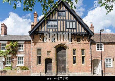 Il vecchio edificio di mattoni rossi parte la struttura di legno a Stratford-u[a-Avon, Warwickshire Foto Stock