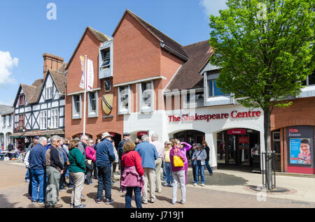 Guida turistica di parlare a un gruppo di turisti al di fuori del centro di Shakespeare a Stratford-upon-Avon, Warwickshire, Regno Unito Foto Stock