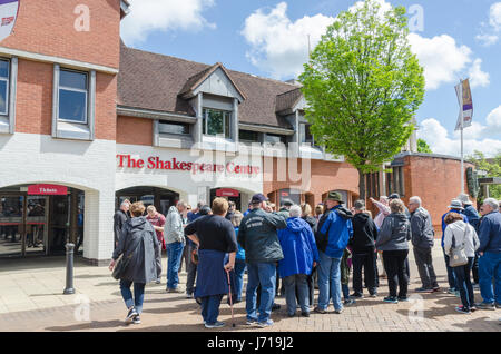 Guida turistica di parlare a un gruppo di turisti al di fuori del centro di Shakespeare a Stratford-upon-Avon, Warwickshire, Regno Unito Foto Stock