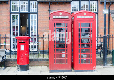 Due cabine telefoniche rosse e un pilastro rosso scatola in Stratford-upon-Avon, Warwickshire Foto Stock