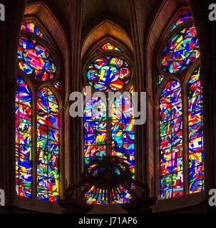 Moderno e finestre di vetro macchiate di Imi Knoebel nella cattedrale di Notre Dame de Reims, Reims, Francia Foto Stock