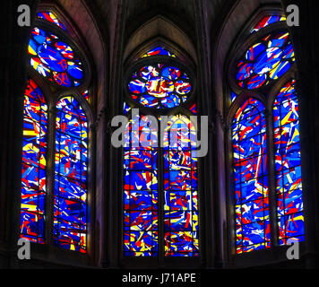 Moderno e finestre di vetro macchiate di Imi Knoebel nella cattedrale di Notre Dame de Reims, Reims, Francia Foto Stock