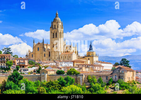 Segovia, Spagna. Vista sulla città con la sua cattedrale e mura medievali. Foto Stock