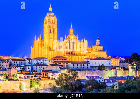 Segovia, Spagna. Vista sulla città con la sua cattedrale e mura medievali al crepuscolo. Foto Stock