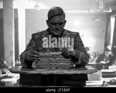 Ardesia impilati scultura di codebreaker Alan Turing da artista Stephen bollitore. Il memorial si erge a Bletchley Park - casa dei WWll codebreakers. Foto Stock
