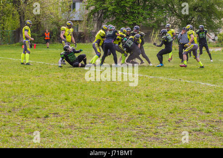 I giocatori in azione durante la American Football Match Foto Stock