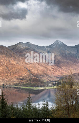 Vista sulla Kintail National Scenic Area e Loch Duich in Scozia. Foto Stock