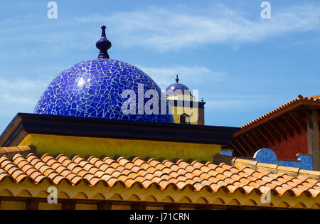 Tetti architettonico in Playa Las Americas in Teneriffe piastrellato con cupole di mosaico e piastrelle di terracotta rétro in stile moresco e design Foto Stock