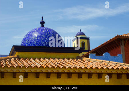 Tetti architettonico in Playa Las Americas in Teneriffe piastrellato con cupole di mosaico e piastrelle di terracotta rétro in stile moresco e design Foto Stock