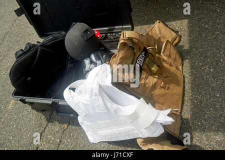 Agente federale corazza di protezione e di dispositivi di protezione quali elmetto maschera a gas flak jacket Ballistic Armor Washington DC USA Foto Stock