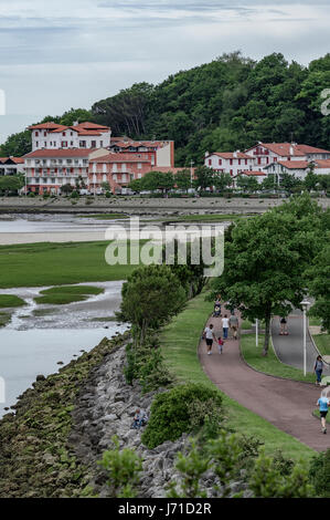 Passeggiata sulla riva dell'estuario del fiume Bidasoa a Hendaye, Francia, Europa Foto Stock