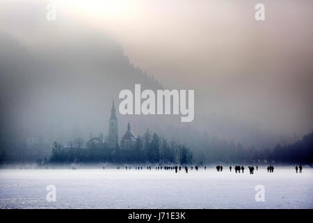 Lago ghiacciato di Bled nel periodo invernale, Slovenia. Foto Stock