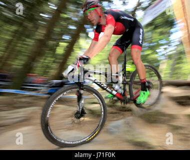 David Valero Serrano di Spagna compete durante la mountain bike cross country manifestazione della Coppa del Mondo di Nove Mesto na Morave, 21 maggio 2017. (CTK foto/Lubos Pavlicek) Foto Stock